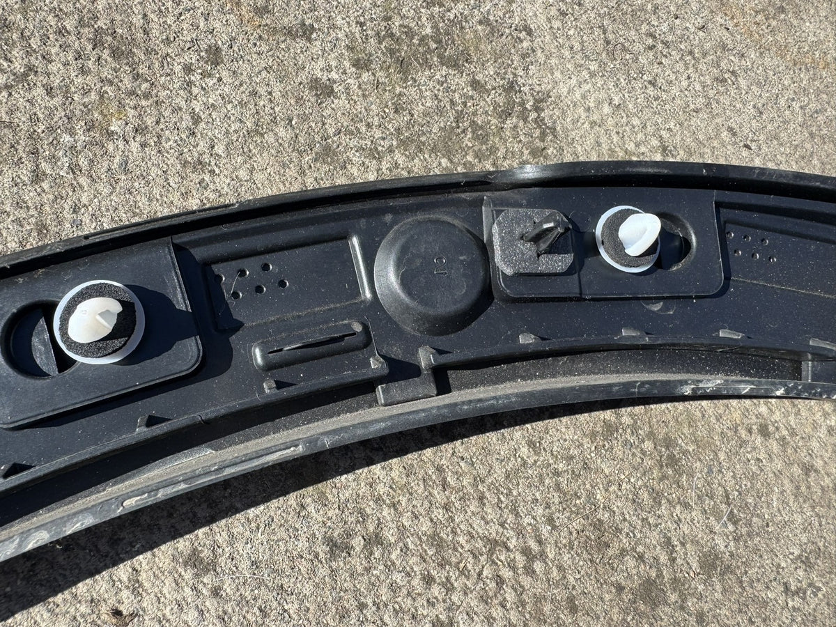 VOLVO XC40 2018-2024 REAR LEFT WHEEL ARCH TRIM MOULDING 32368188 NO PDC GENUINE