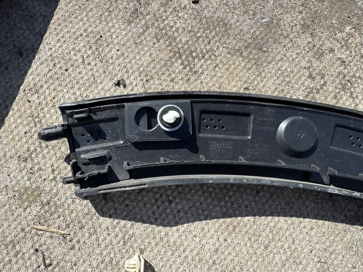 VOLVO XC40 2018-2024 REAR LEFT WHEEL ARCH TRIM MOULDING 32368188 NO PDC GENUINE