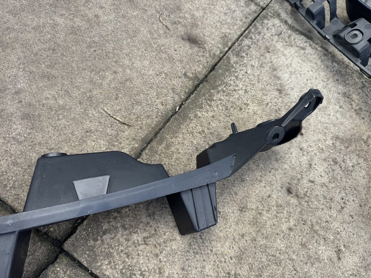 JAGUAR F-PACE X761 REAR BUMPER CENTRE SUPPORT BRACKET HK83-17E855-AE GENUINE