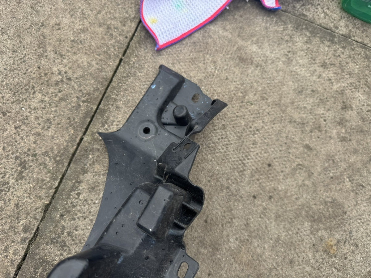 Land Rover Discovery 5 L462 2017-2020 Rear Bumper Centre Bracket HY32-17B861-AC