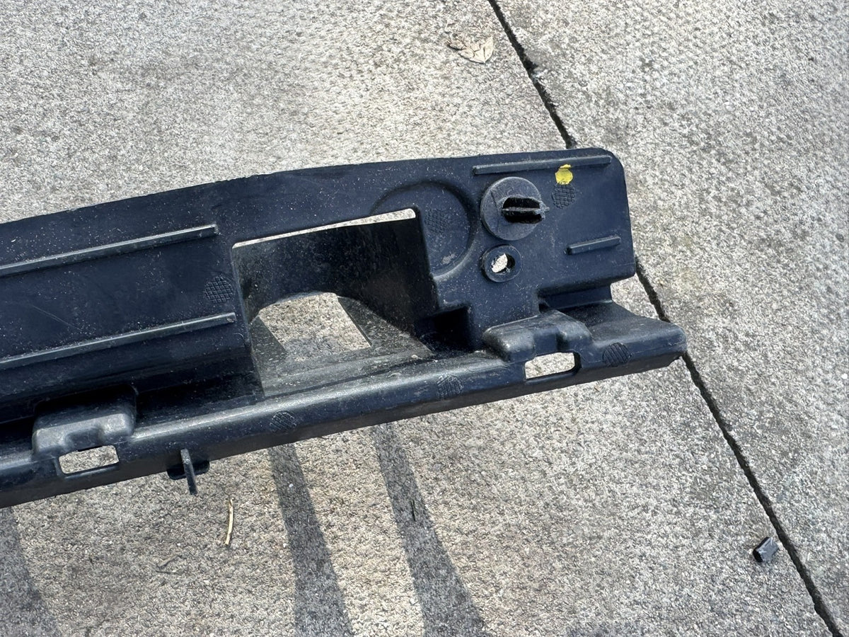 Ford Focus MK4 C519 2019-2025 Braket Dudukan Tengah Bumper Belakang JX7B-17B861-A1