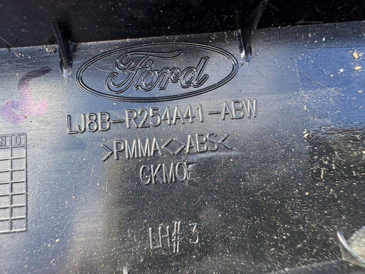 Ford Mustang Mach-E bal hátsó ajtóoszlop díszléc, karcos LJ8B-R254A41-ABW