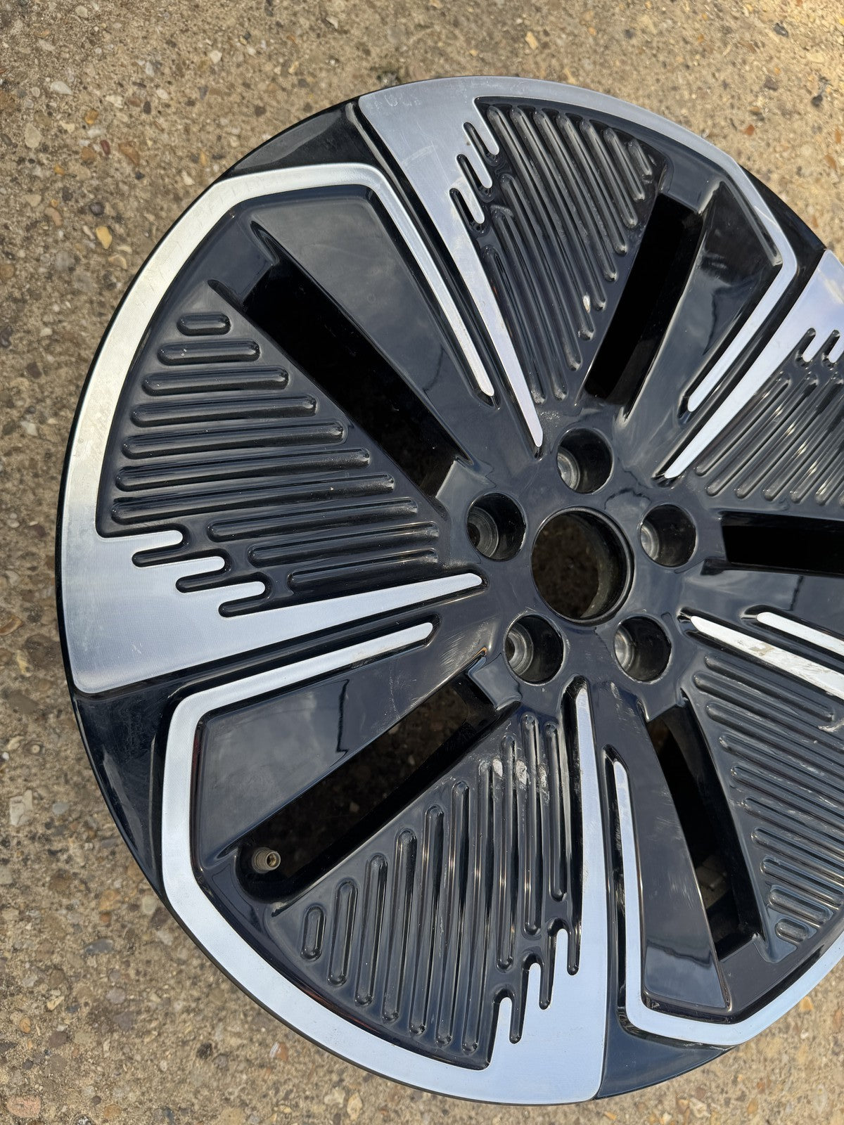 Jaecoo 5 18in 7.5J ET47 5x108 ダイヤモンドカット アルミホイール 傷あり 203001401AA