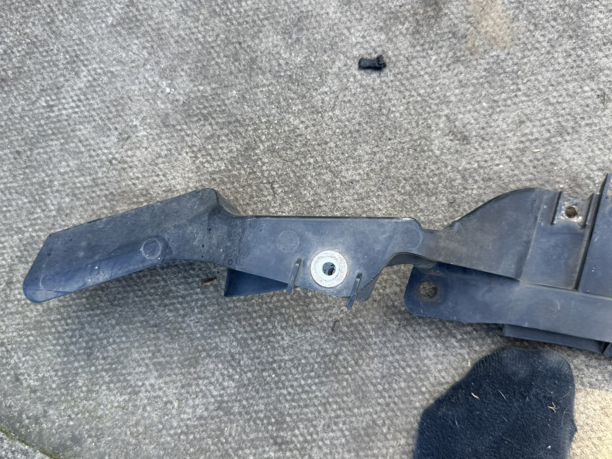 Soporte inferior de paragolpes delantero BMW F20 F21 F22 F23 M Sport agrietado 51128055968