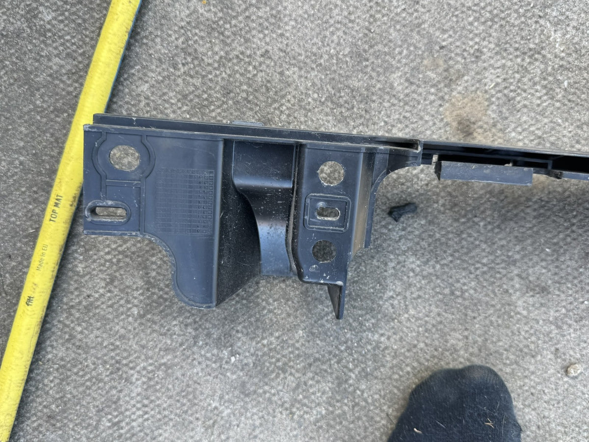 VW Transporter T5 T6 2005-2023 Galinio buferio centrinis laikiklis 7H0807723