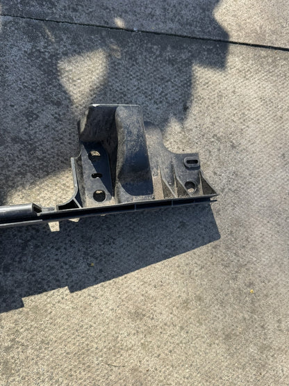 VW Transporter T5 T6 2005-2023 Galinio buferio centrinis laikiklis 7H0807723