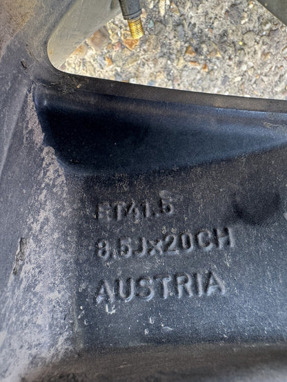 Γνήσια Ζάντα Αλουμινίου Land Rover Defender L663 20in 8.5J Γκρι με Σημάδια από Πεζοδρόμιο L8B2-1007-HA