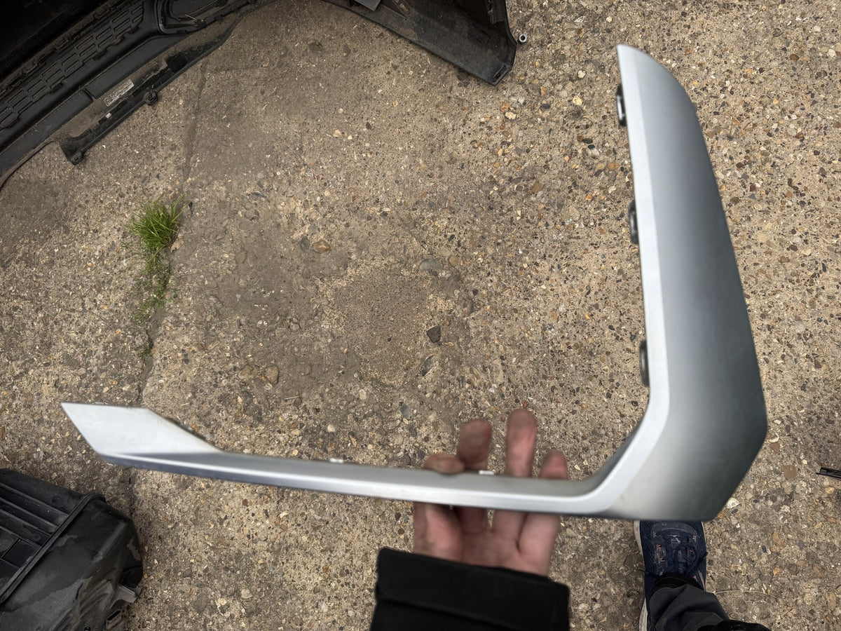 BMW 5ER G60 G61 2024 AB STOSSFÄNGER HINTEN RECHTE ECKBLENDE SILBER 51125A1E132