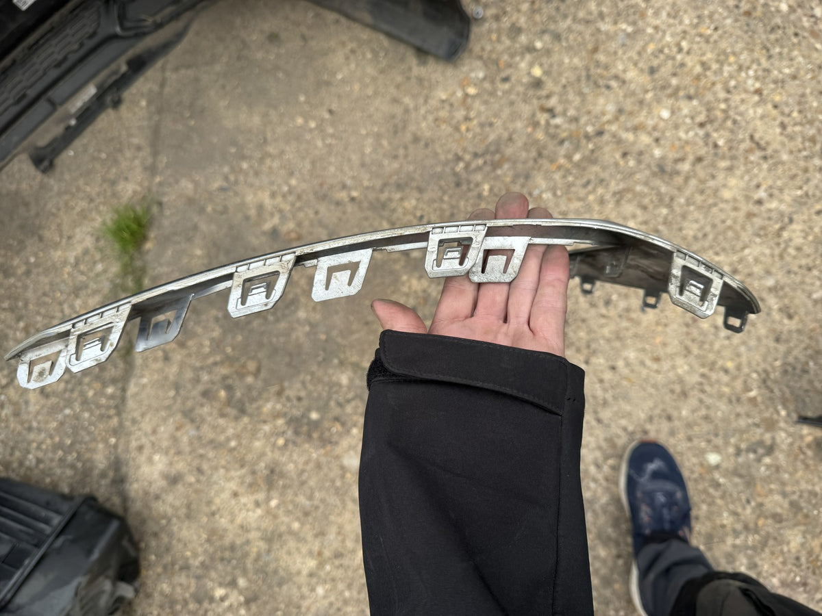 BMW 5ER G60 G61 2024 AB STOSSFÄNGER HINTEN RECHTE ECKBLENDE SILBER 51125A1E132