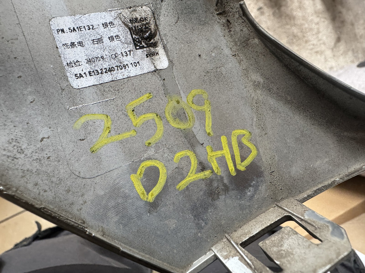 BMW 5ER G60 G61 2024 AB STOSSFÄNGER HINTEN RECHTE ECKBLENDE SILBER 51125A1E132