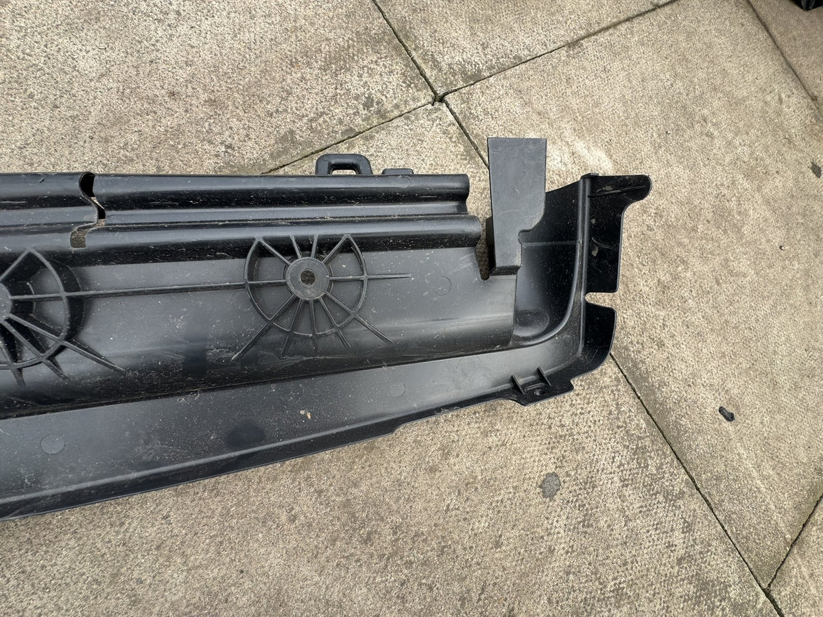 VW Transporter T5 T5.1 2010-2015 Front Radiator Air Guide 7E0805962B Damaged