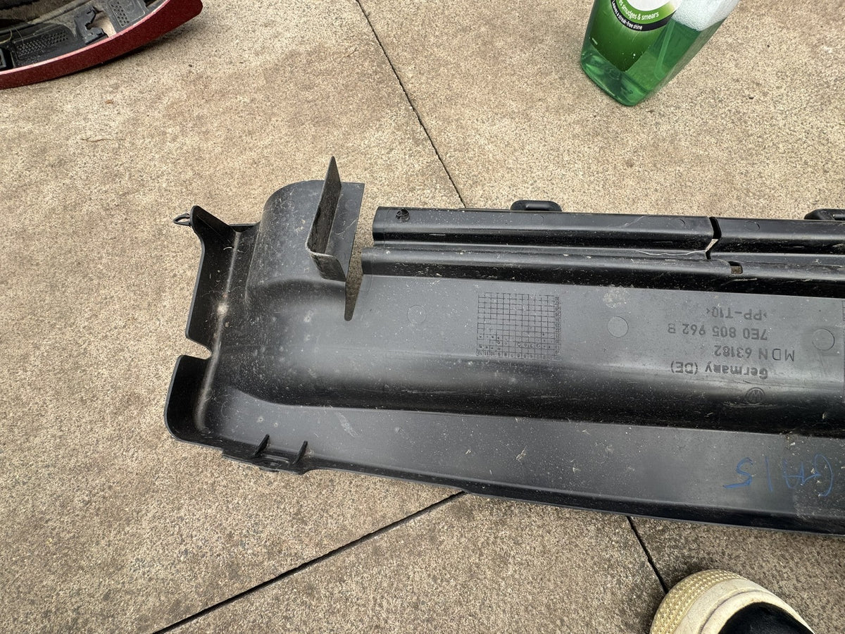 VW Transporter T5 T5.1 2010-2015 Front Radiator Air Guide 7E0805962B Damaged