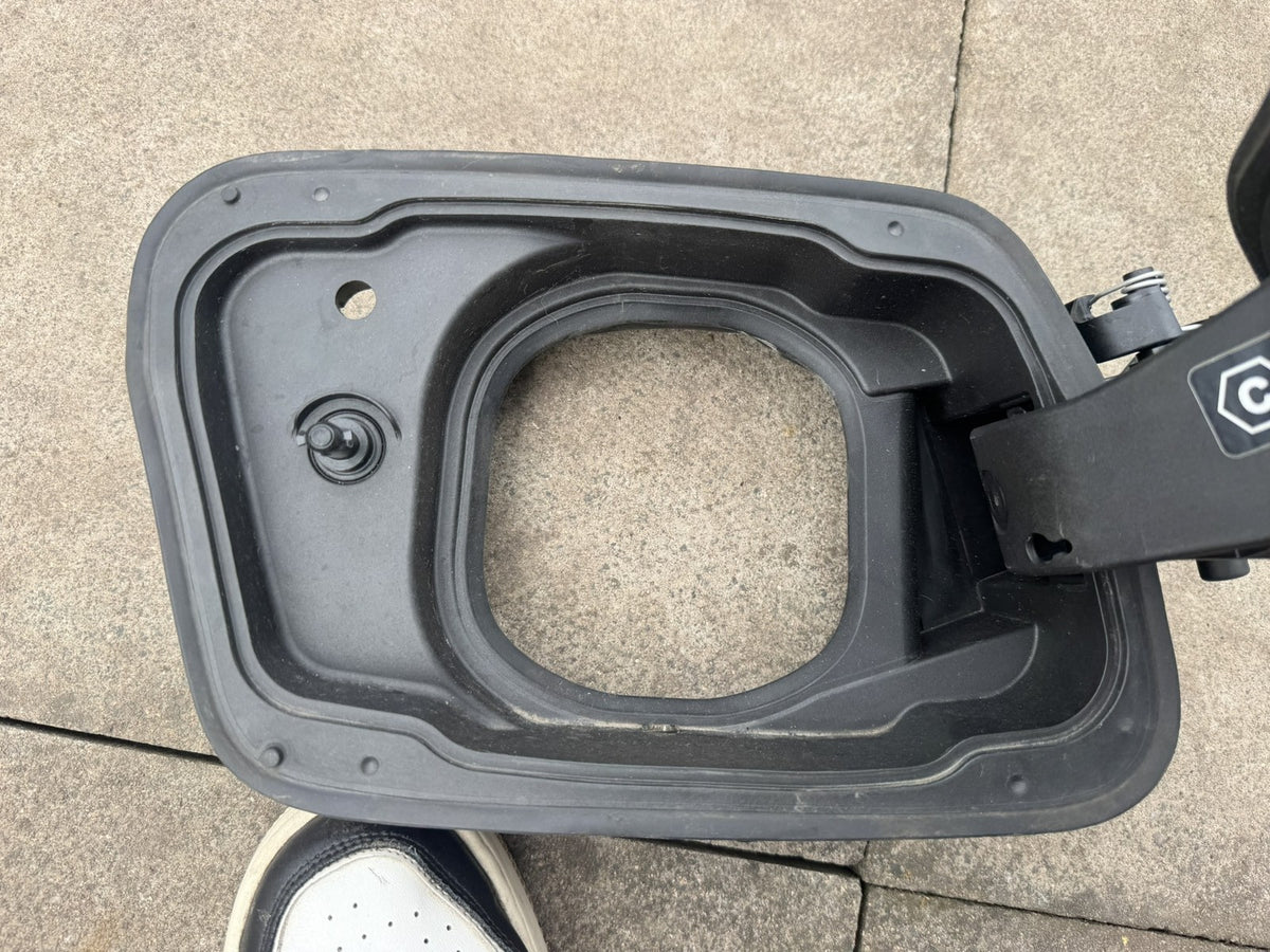 BMW i5 G60 2024-2026 เบ้าฝาปิดช่องชาร์จไฟ หลัง ขวา ไม่มีฝาครอบ 142904-10
