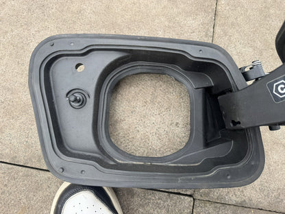 BMW i5 G60 2024-2026 เบ้าฝาปิดช่องชาร์จไฟ หลัง ขวา ไม่มีฝาครอบ 142904-10