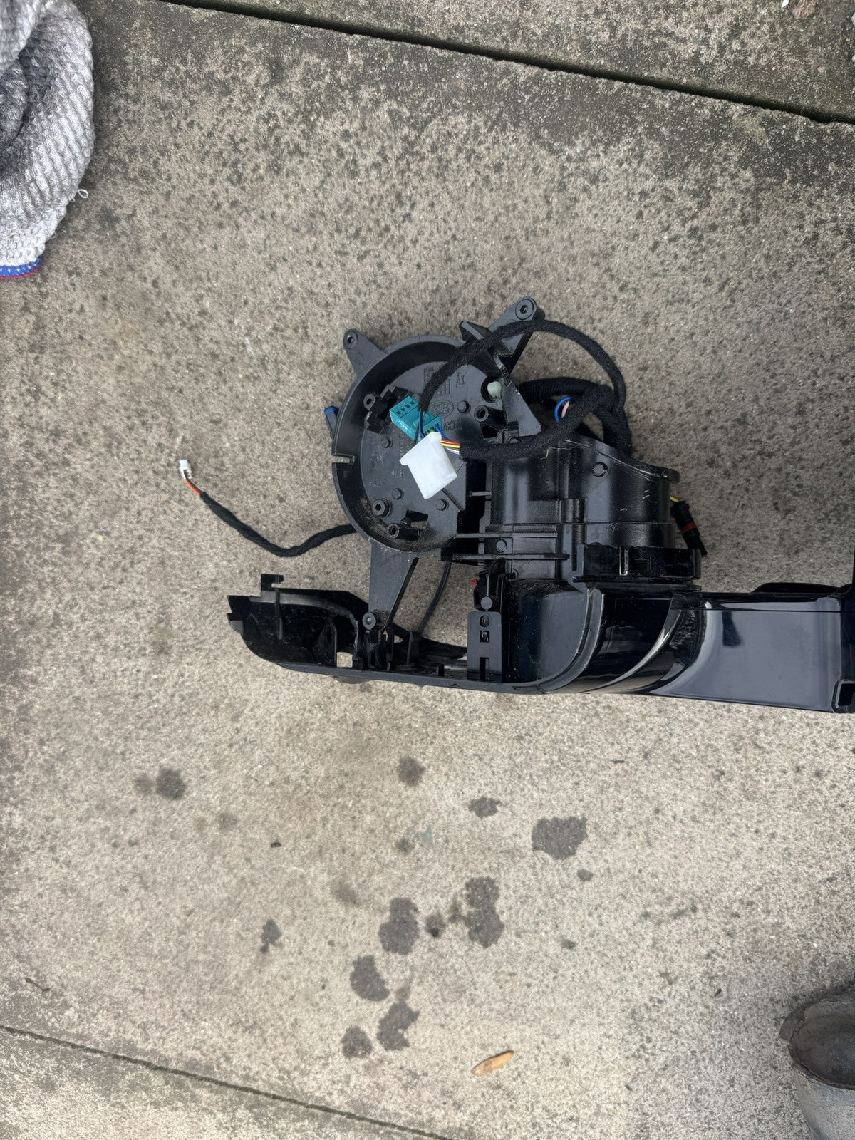 Land Rover Defender L663 2020-2026 โครงยึดกระจกมองข้างด้านซ้าย อะไหล่สำหรับซ่อมหรือทำเป็นอะไหล่ (SPARES OR REPAIR)