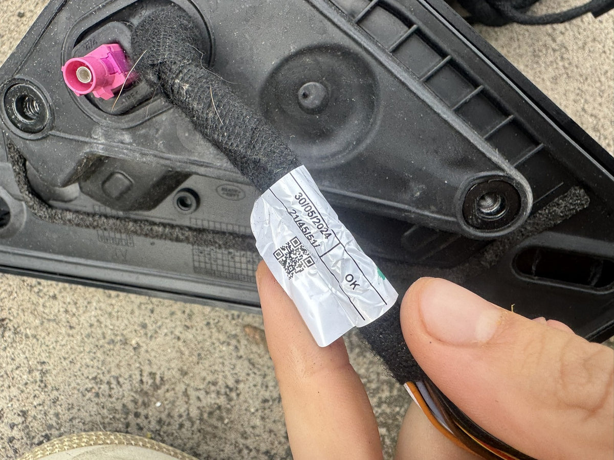 Land Rover Defender L663 2020-2026 โครงยึดกระจกมองข้างด้านซ้าย อะไหล่สำหรับซ่อมหรือทำเป็นอะไหล่ (SPARES OR REPAIR)