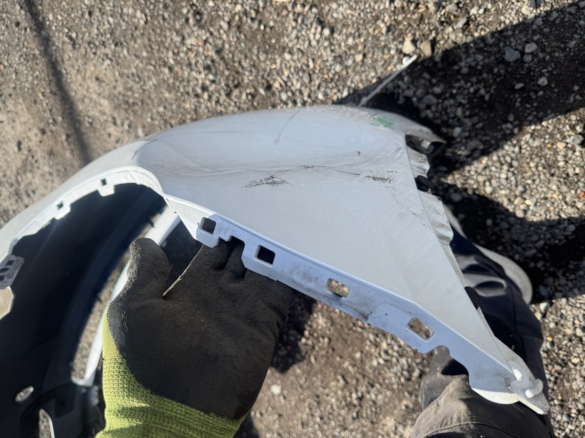 Tesla Model Y 2021-2024 Paraurti Anteriore 1540100-06-E Bianco Ammaccato Da Ricostruire o Per Ricambi