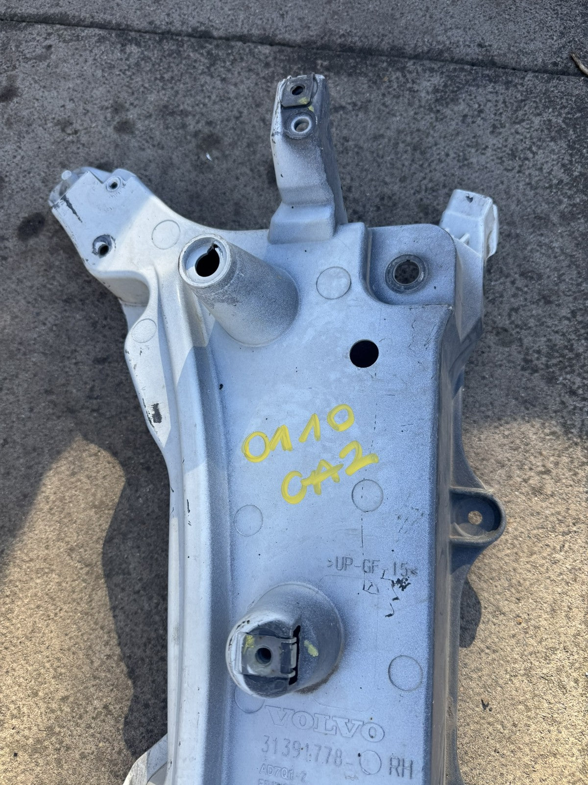Volvo XC90 Mk2 2016-2024 Front Wing Fender Bumper Bracket Right 31391778