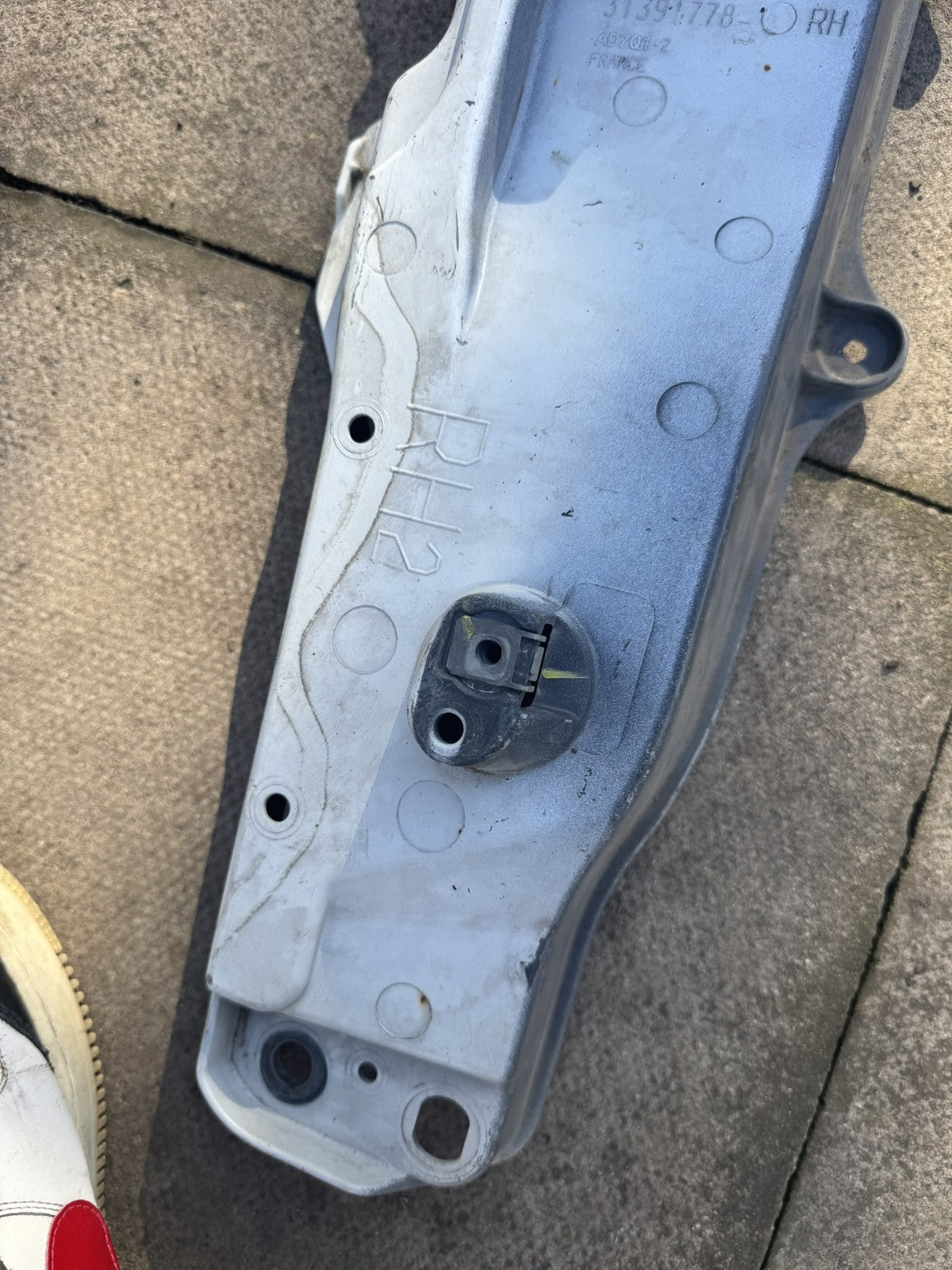 Volvo XC90 Mk2 2016-2024 Front Wing Fender Bumper Bracket Right 31391778