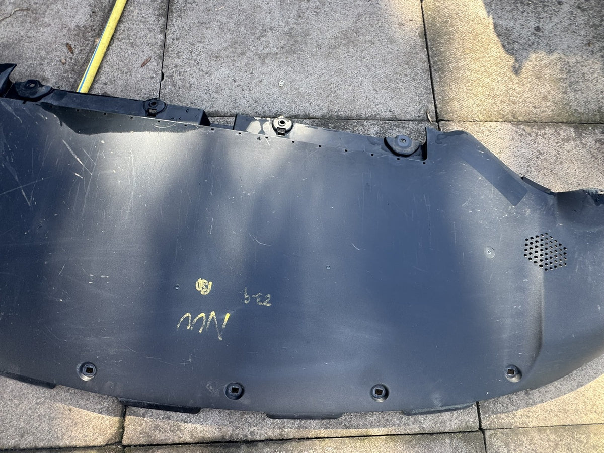 Tesla Model Y แผ่นปิดใต้ห้องเครื่องกันชนหน้า แผ่นกันกระแทกใต้ท้องรถ 1613579-00-C มีรอยขีดข่วน