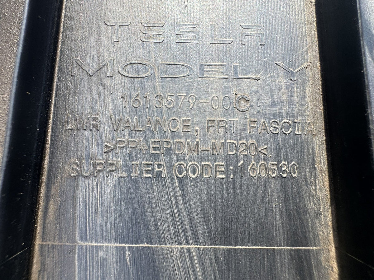 Tesla Model Y แผ่นปิดใต้ห้องเครื่องกันชนหน้า แผ่นกันกระแทกใต้ท้องรถ 1613579-00-C มีรอยขีดข่วน