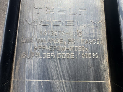 Tesla Model Y แผ่นปิดใต้ห้องเครื่องกันชนหน้า แผ่นกันกระแทกใต้ท้องรถ 1613579-00-C มีรอยขีดข่วน