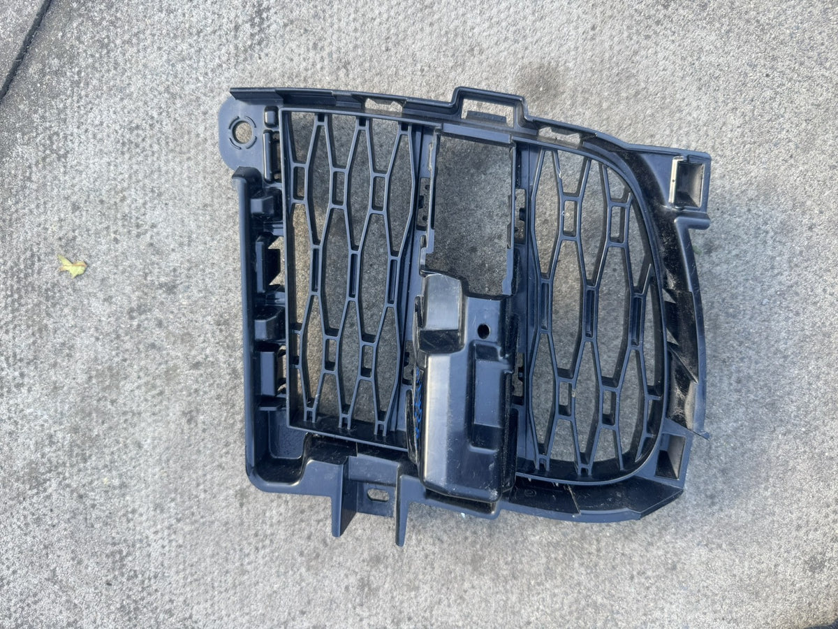Range Rover Sport L461 2022-2026 priekinio buferio išorinės grotelės kairiosios N9X2-17K947-A
