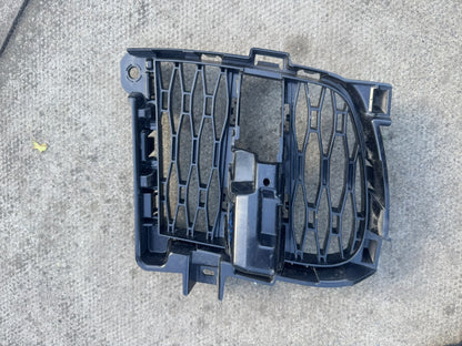 Range Rover Sport L461 2022-2026 priekinio buferio išorinės grotelės kairiosios N9X2-17K947-A