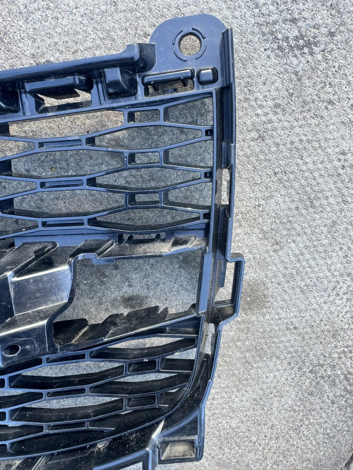 Range Rover Sport L461 2022-2026 priekinio buferio išorinės grotelės kairiosios N9X2-17K947-A