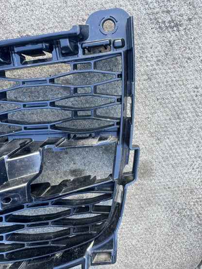 Range Rover Sport L461 2022-2026 priekinio buferio išorinės grotelės kairiosios N9X2-17K947-A