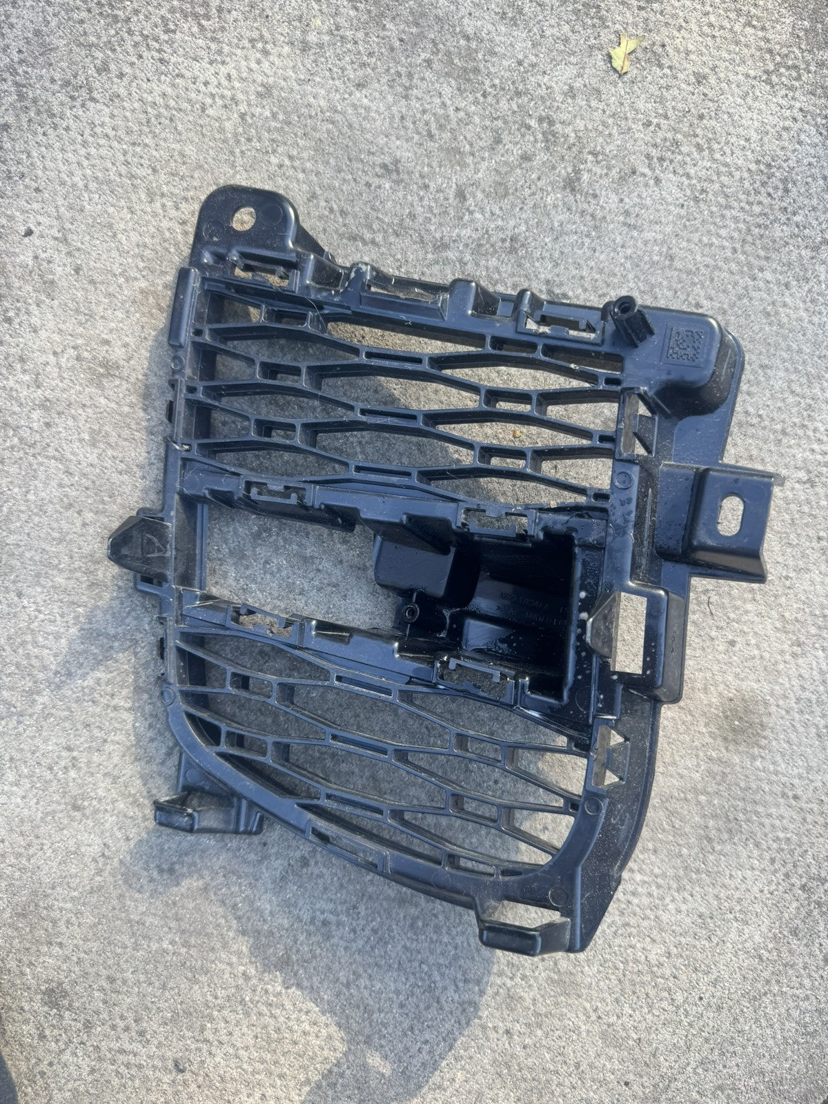 Range Rover Sport L461 2022-2026 priekinio buferio išorinės grotelės kairiosios N9X2-17K947-A