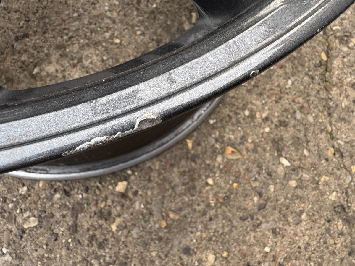 Tesla Model 3 18 Cerchio In Lega Aero 8.5J ET40 1044261-00-A Crepato Da Ricostruire o Per Ricambi