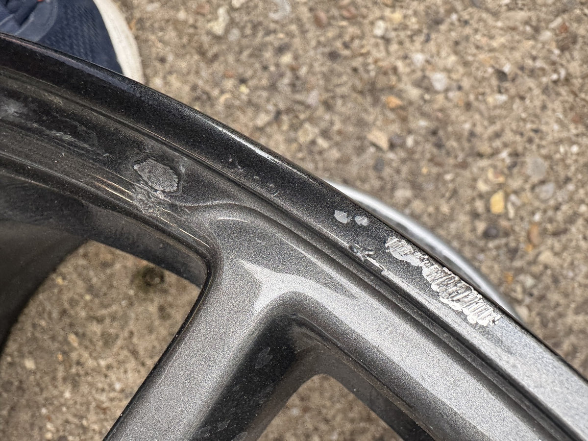 Tesla Model 3 18 Cerchio In Lega Aero 8.5J ET40 1044261-00-A Crepato Da Ricostruire o Per Ricambi