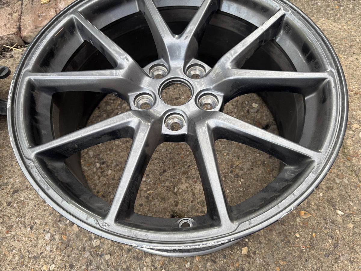 Tesla Model 3 18 Cerchio In Lega Aero 8.5J ET40 1044261-00-A Crepato Da Ricostruire o Per Ricambi