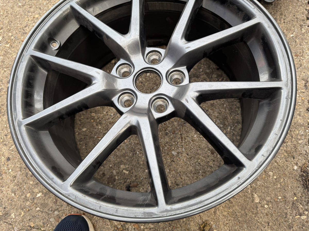 Tesla Model 3 18 Cerchio In Lega Aero 8.5J ET40 1044261-00-A Crepato Da Ricostruire o Per Ricambi