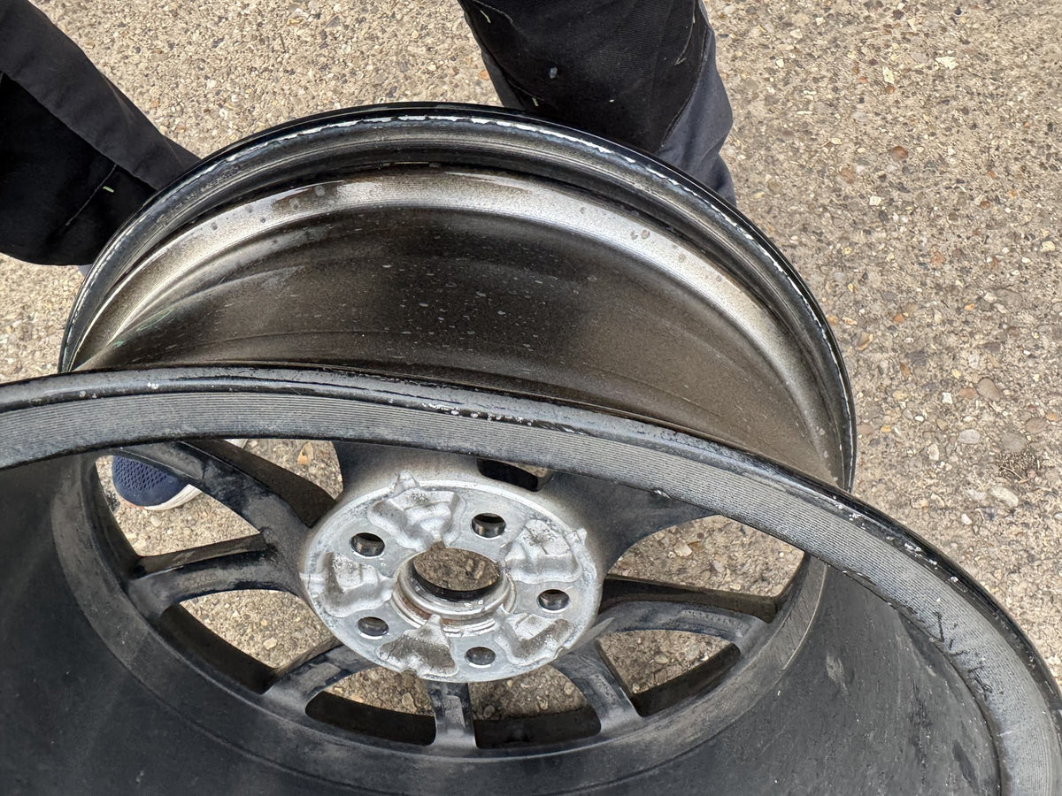 Tesla Model 3 18 Cerchio In Lega Aero 8.5J ET40 1044261-00-A Crepato Da Ricostruire o Per Ricambi
