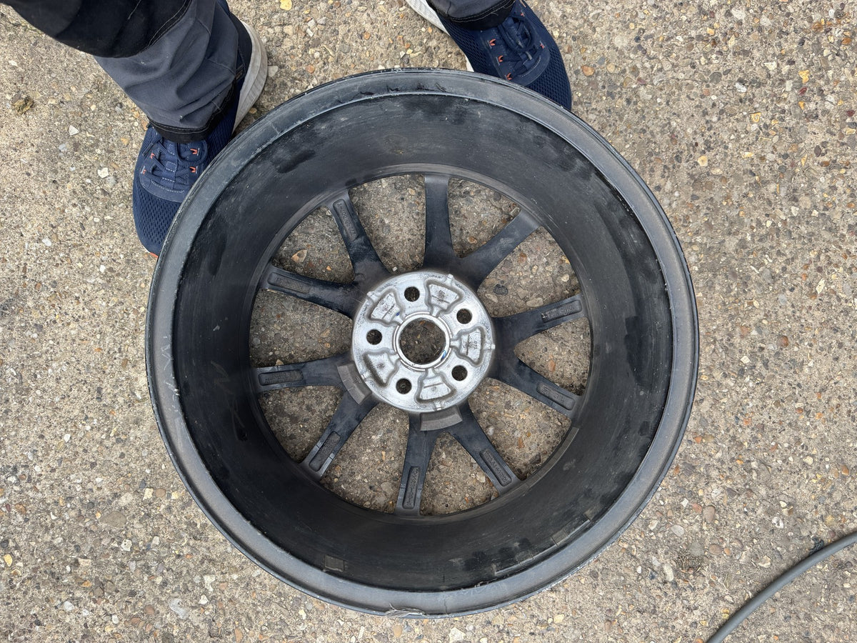 Tesla Model 3 18 Cerchio In Lega Aero 8.5J ET40 1044261-00-A Crepato Da Ricostruire o Per Ricambi