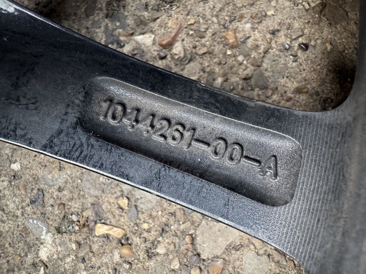 Tesla Model 3 18 Cerchio In Lega Aero 8.5J ET40 1044261-00-A Crepato Da Ricostruire o Per Ricambi