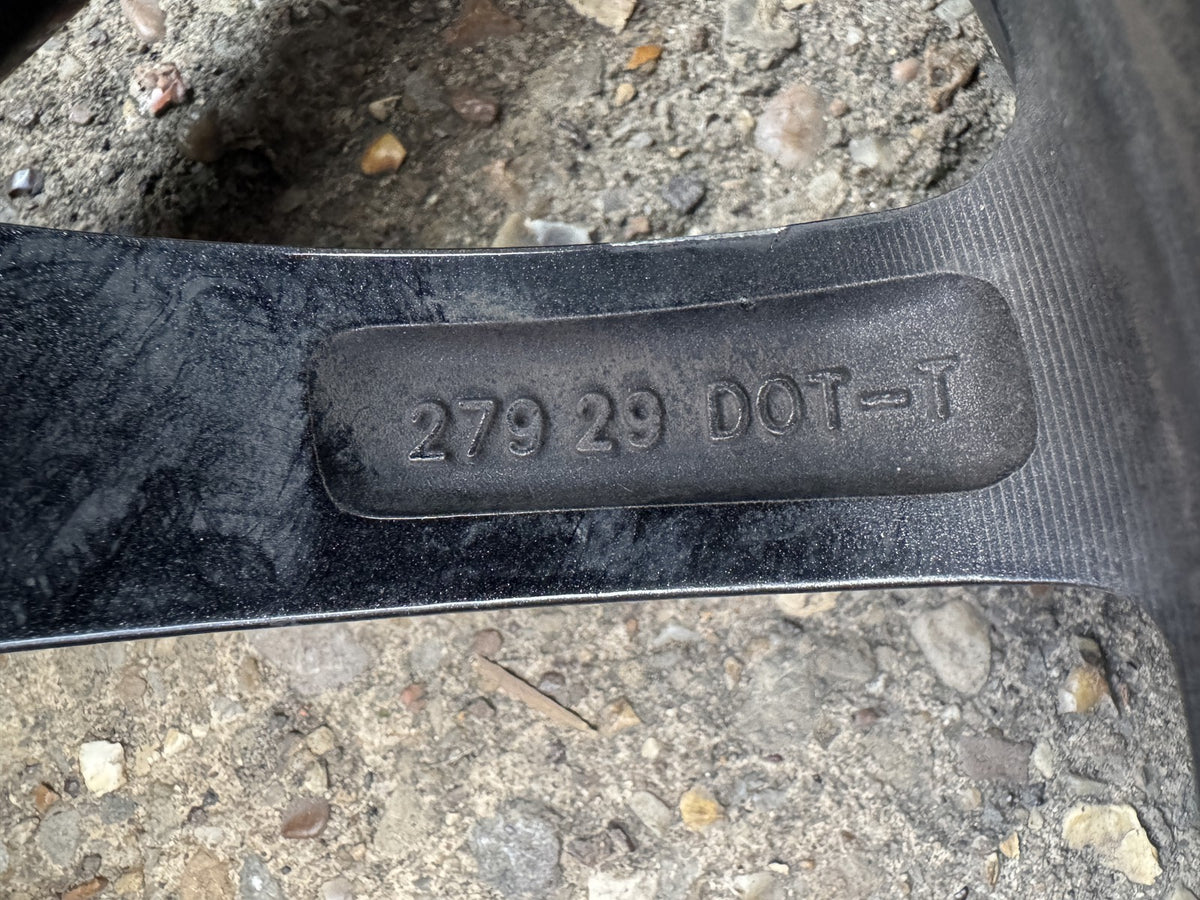 Tesla Model 3 18 Cerchio In Lega Aero 8.5J ET40 1044261-00-A Crepato Da Ricostruire o Per Ricambi