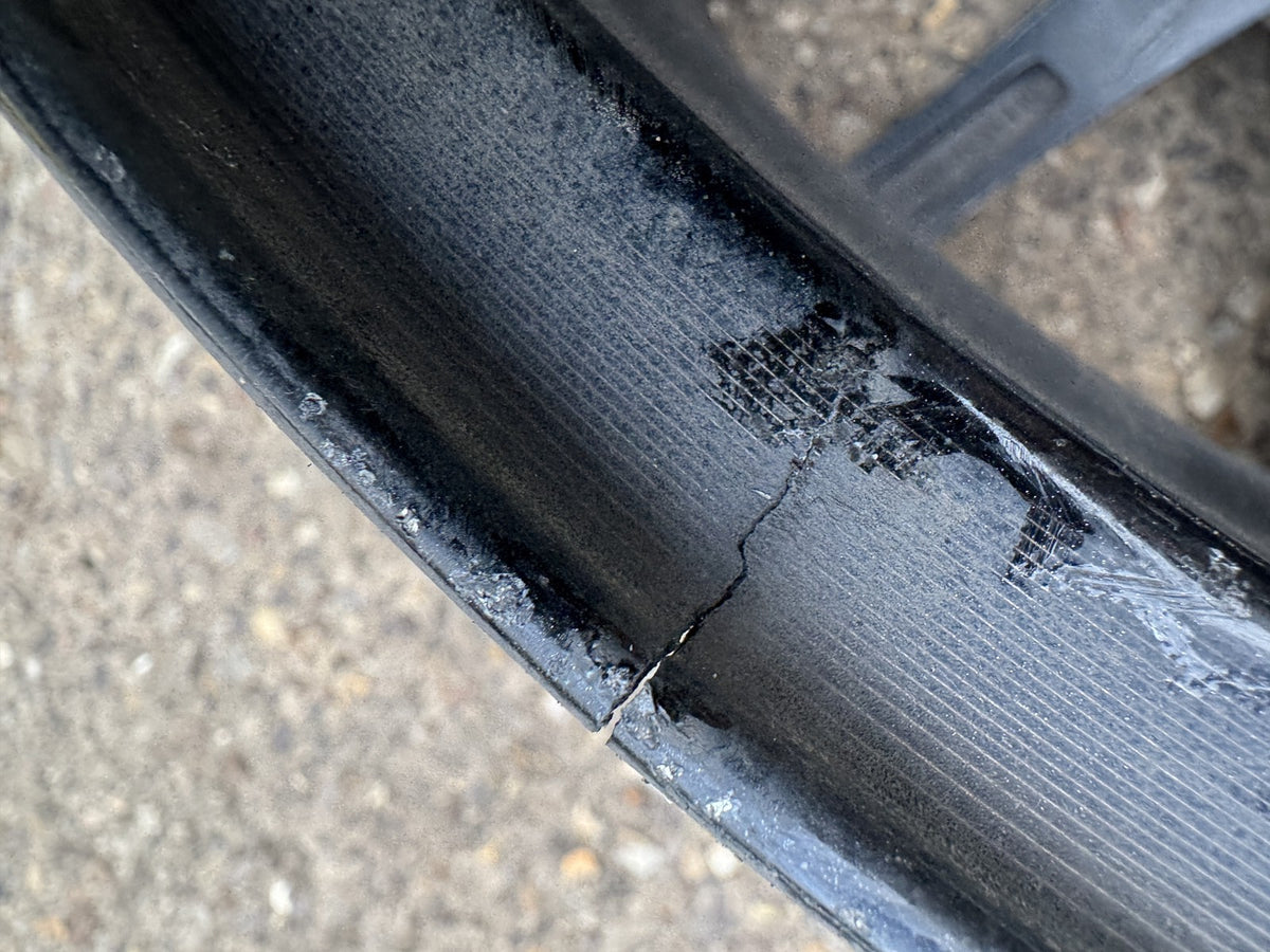 Tesla Model 3 18 Cerchio In Lega Aero 8.5J ET40 1044261-00-A Crepato Da Ricostruire o Per Ricambi