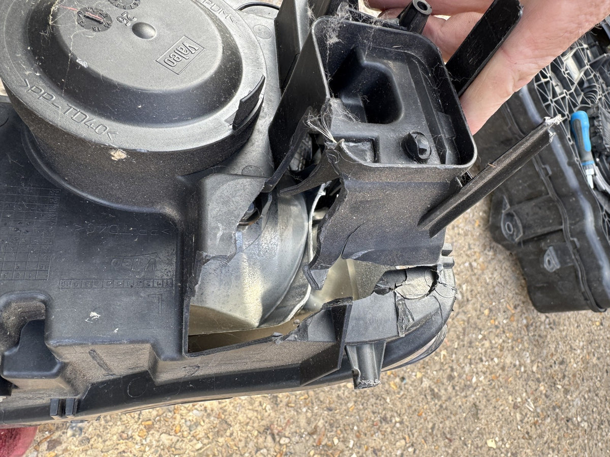 Vauxhall Combo 2018-2023 Faro Izquierdo Halógeno 9816823880 Carcasa y Patillas Rotas