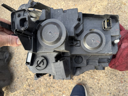 Vauxhall Combo 2018-2023 Faro Izquierdo Halógeno 9816823880 Carcasa y Patillas Rotas
