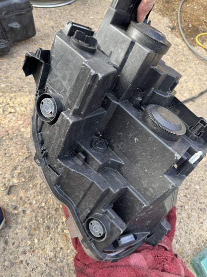 Vauxhall Combo 2018-2023 Faro Izquierdo Halógeno 9816823880 Carcasa y Patillas Rotas