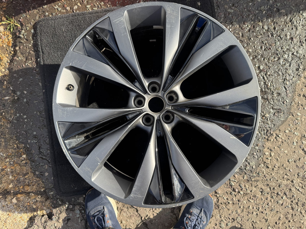 Jaguar F-Pace X761 22in 9J Helix Alloy Wheel Scratched MK8M-1007-LA T4A39347