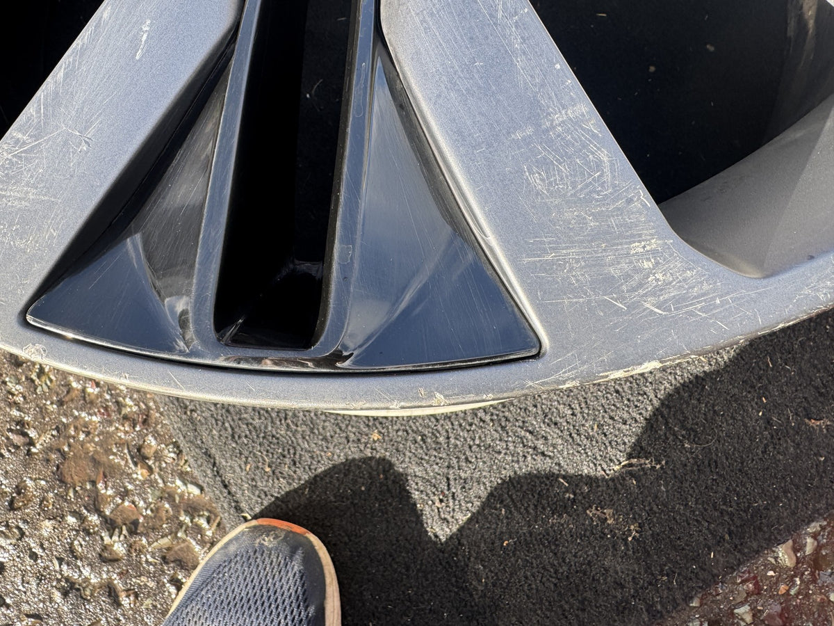 Jaguar F-Pace X761 22in 9J Helix Alloy Wheel Scratched MK8M-1007-LA T4A39347