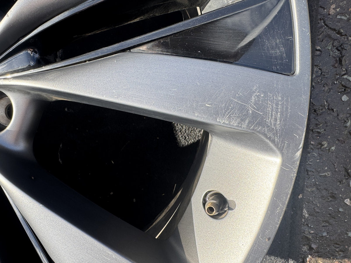 Jaguar F-Pace X761 22in 9J Helix Alloy Wheel Scratched MK8M-1007-LA T4A39347