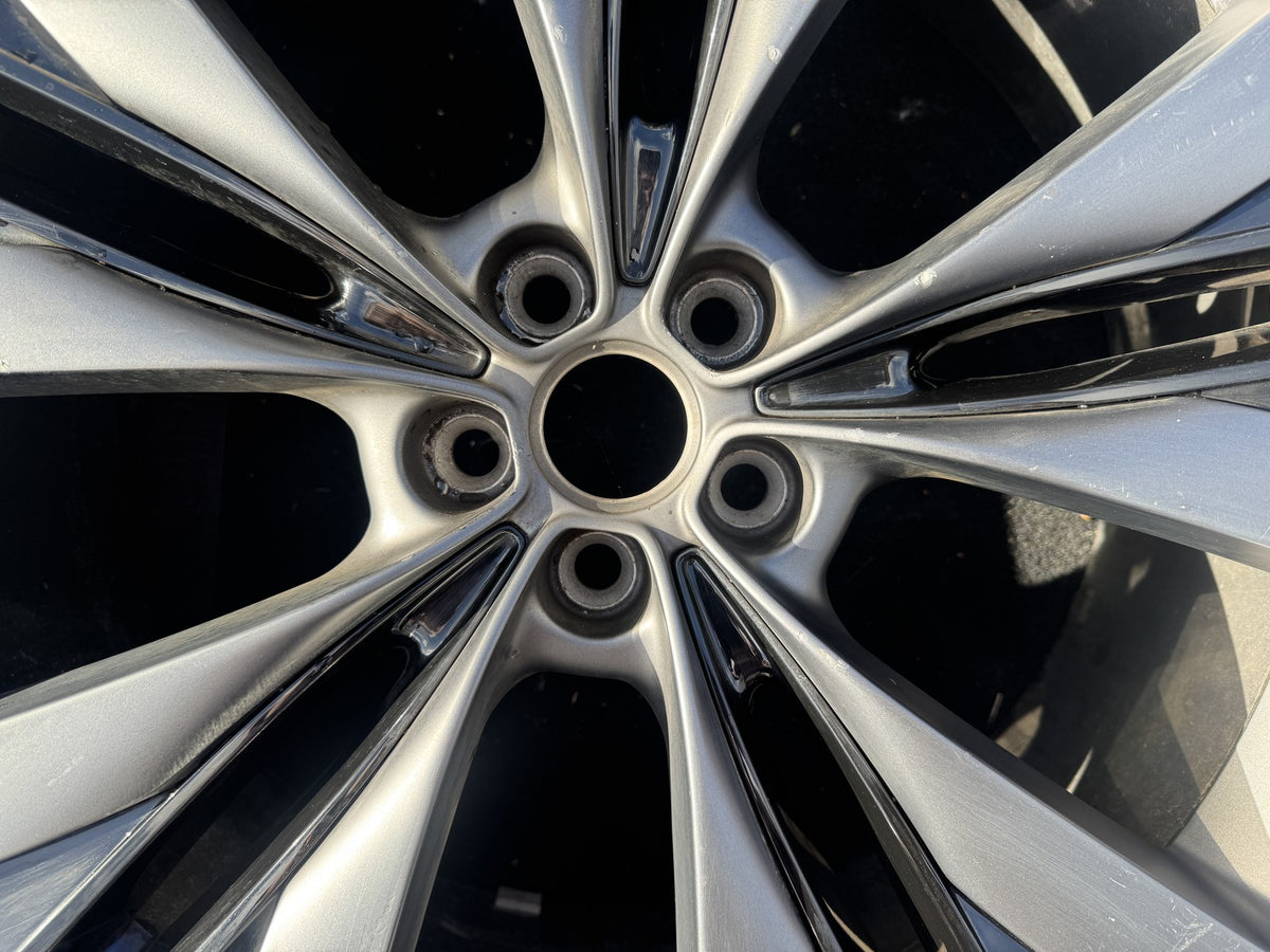 Jaguar F-Pace X761 22in 9J Helix Alloy Wheel Scratched MK8M-1007-LA T4A39347
