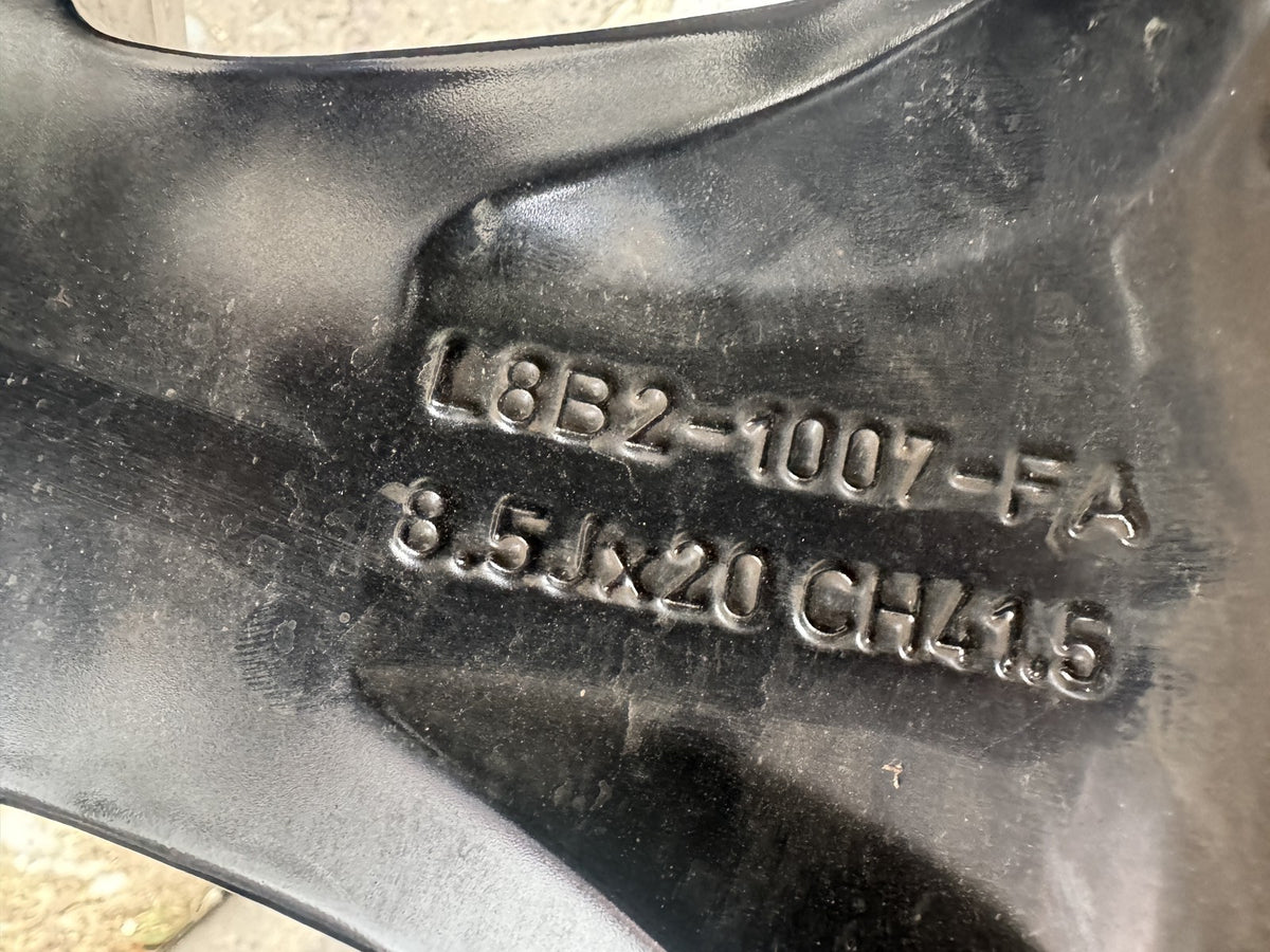 2025 Land Rover Defender L663 20in 6011 Cerchio in lega nero lucido L8B2-1007-FA