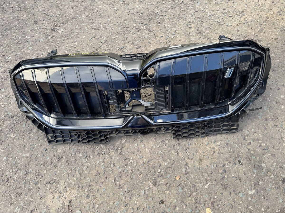 BMW i5 G60 G61 2024 On Front Grille with Active Air Flap Shutter 5A1D079 Damaged