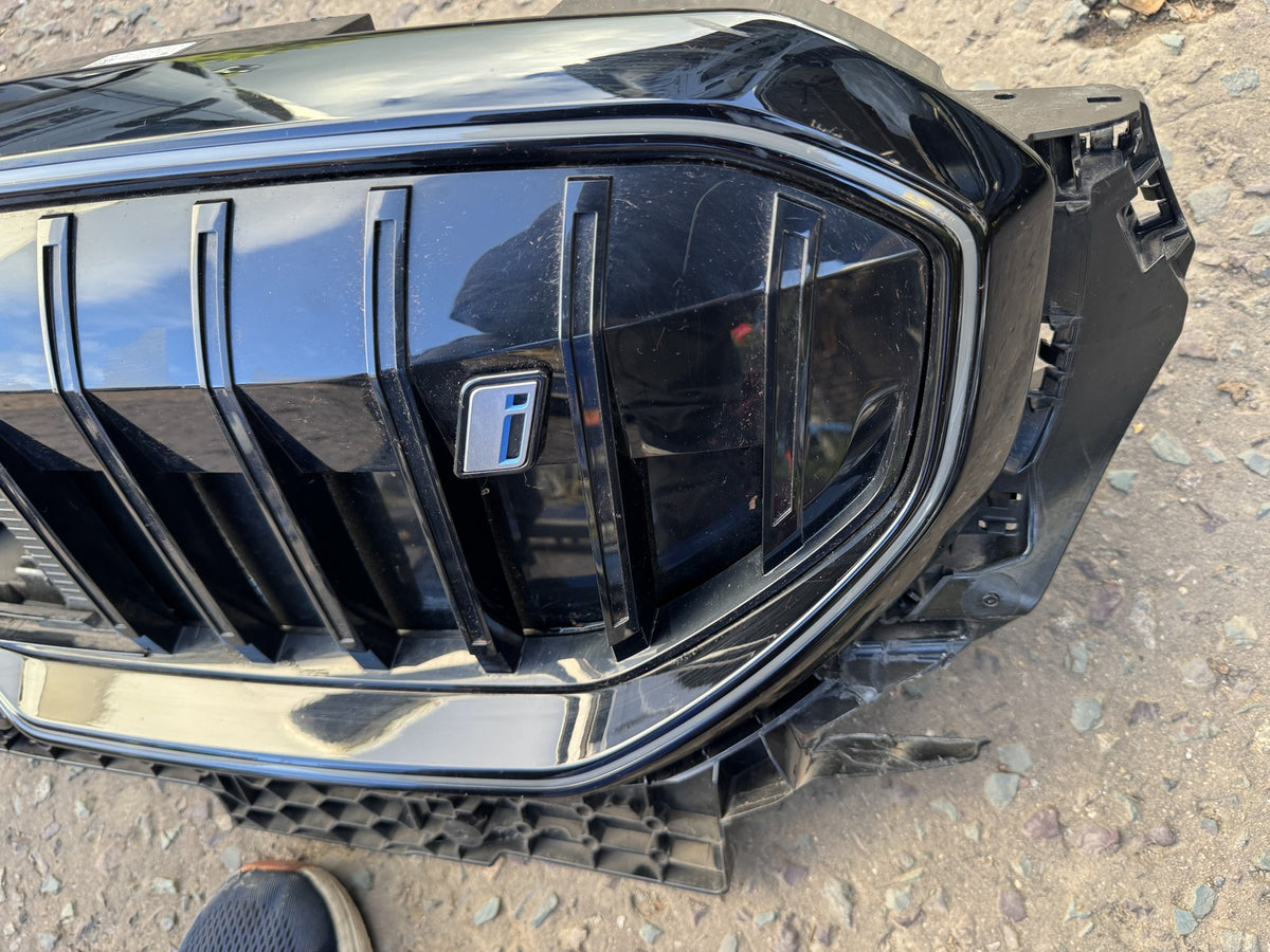 BMW i5 G60 G61 2024 On Front Grille with Active Air Flap Shutter 5A1D079 Damaged